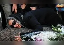 تصاویر غم‌انگیز از وداع چهره‌های سرشناس با پیام صابری در مزار همسر زیبا بروفه