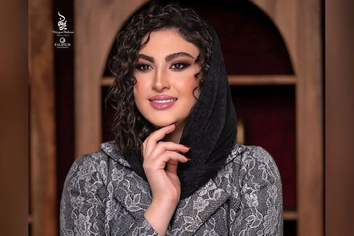 دیزاین لوکس و کاملاً سفید جشن عروسی مریم مومن؛ فضای مجلل و رویایی در یک عمارت فاخر