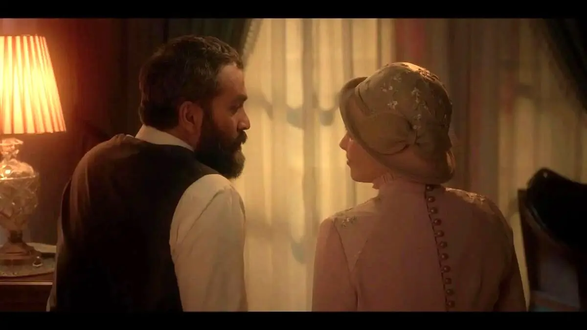 تصویر منشوری جنجالی که منجر به توقیف سریال سووشن شد؛ صحنه عاشقانه بی‌نظیر میلاد کی‌مرام و بهنوش طباطبائی