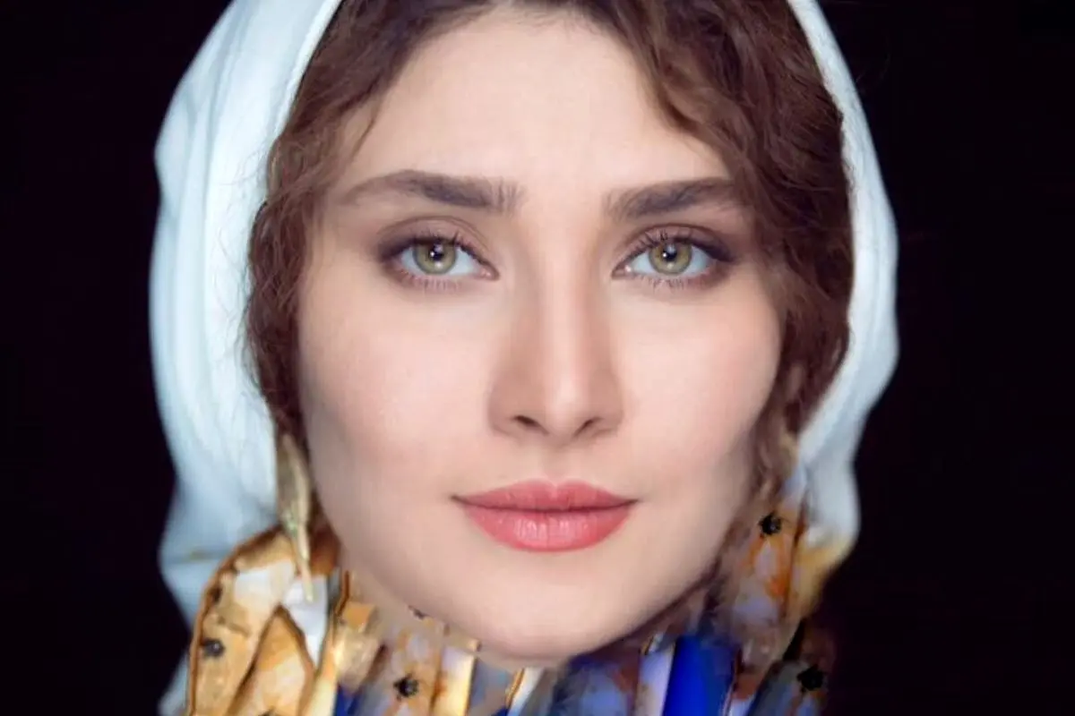 گوشه‌ای دنج و مدرن در خانه ساناز سعیدی با کتابخانه بزرگ و گل‌های زنده