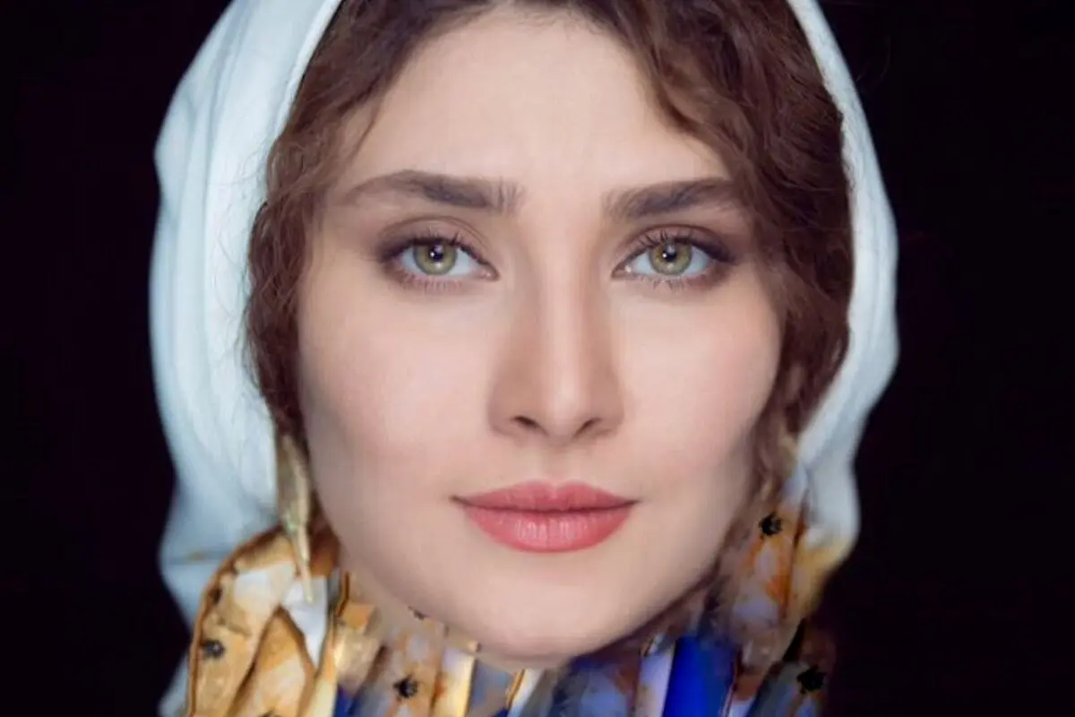 گوشه‌ای دنج و مدرن در خانه ساناز سعیدی با کتابخانه بزرگ و گل‌های زنده