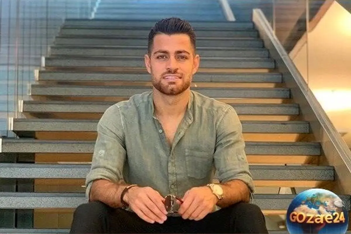 عکس و جزییات کتابخانه ساده و شیک اتاق مرتضی پورعلی گنجی با مجموعه‌ای از کتاب‌های ناب