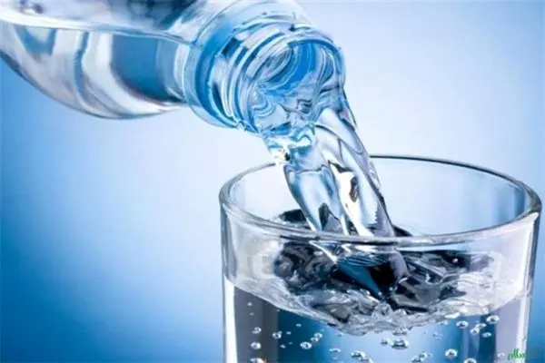 تعبیر خواب آب خوردن: از نگاه سنتی تا روان‌شناسی مدرن در ۷ روایت