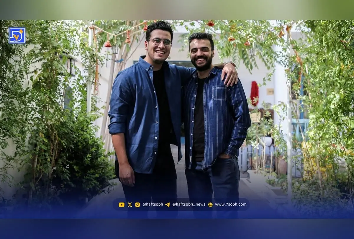 بیوگرافی و حواشی ابوطالب حسینی، کمدین و مجری محبوب خندوانه | داستان زندگی، ورزش، و فعالیت‌های هنری رقیب امیرحسین قیاسی