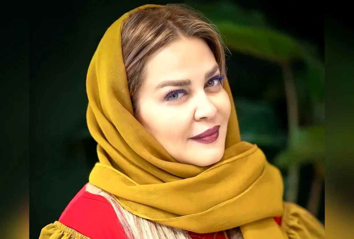 کافه دنج و تمام‌چوبی «بهاره رهنما» در شمال تهران، فضایی آرام و هنری با طراحی خاص