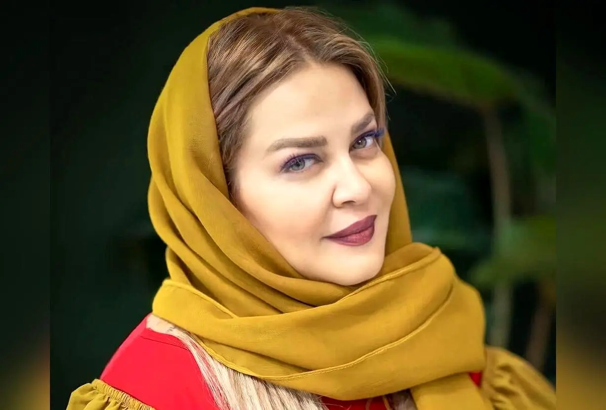 کافه دنج و تمام‌چوبی «بهاره رهنما» در شمال تهران، فضایی آرام و هنری با طراحی خاص