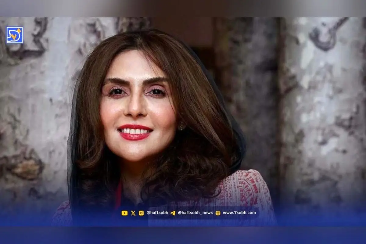 شیوا مکی‌نیان با استایل شیک و متفاوت در فضای عمومی؛ کت سفید، عینک آویزان و شال قرمز سنتی