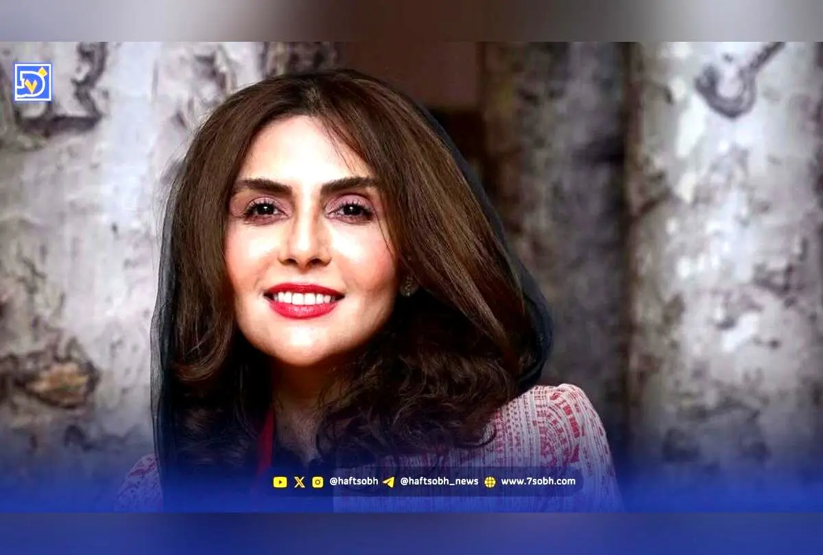 شیوا مکی‌نیان با استایل شیک و متفاوت در فضای عمومی؛ کت سفید، عینک آویزان و شال قرمز سنتی