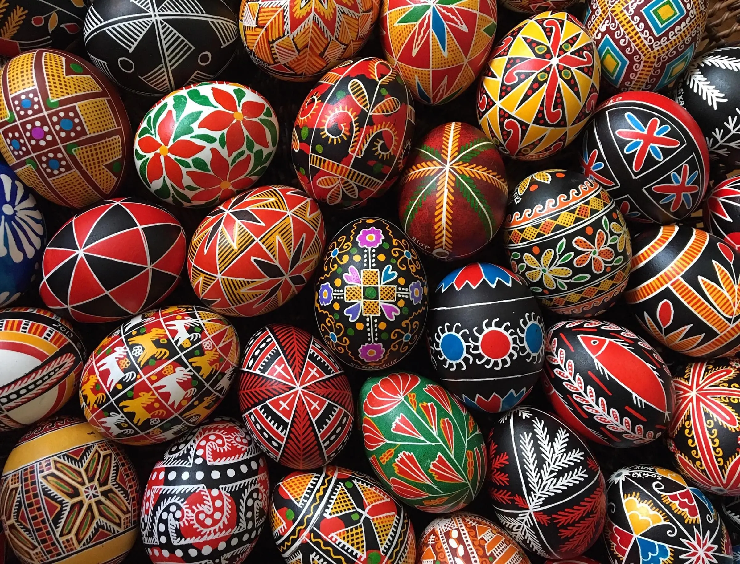 پیسنکا؛ هنری هزارساله برای تزیین تخم‌مرغ با موم و رنگ + ویدئو دیدنی از هنر دست ویلسون پیسانکا