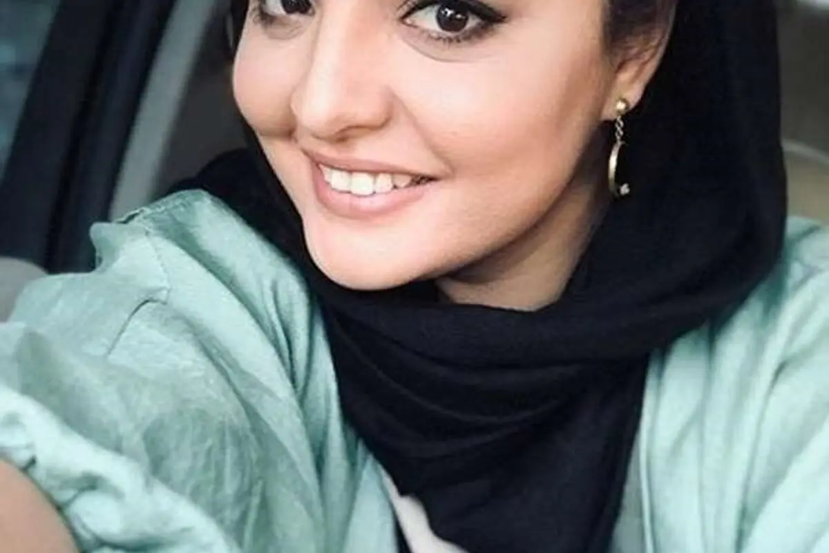 نرگس محمدی با استایل مینیمال و شیک در مهمانی با لباس توری گل‌دار مخملی و ملیله‌دوزی شده