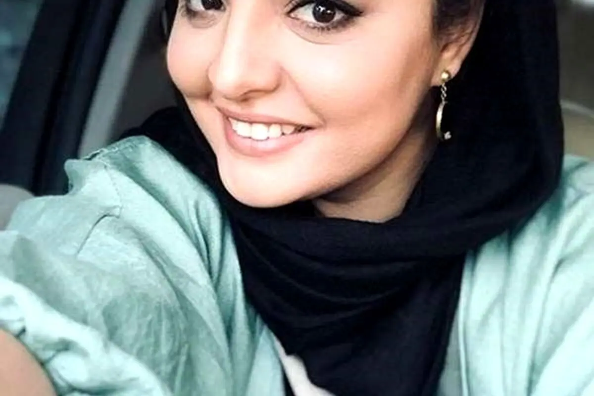 نرگس محمدی با استایل مینیمال و شیک در مهمانی با لباس توری گل‌دار مخملی و ملیله‌دوزی شده