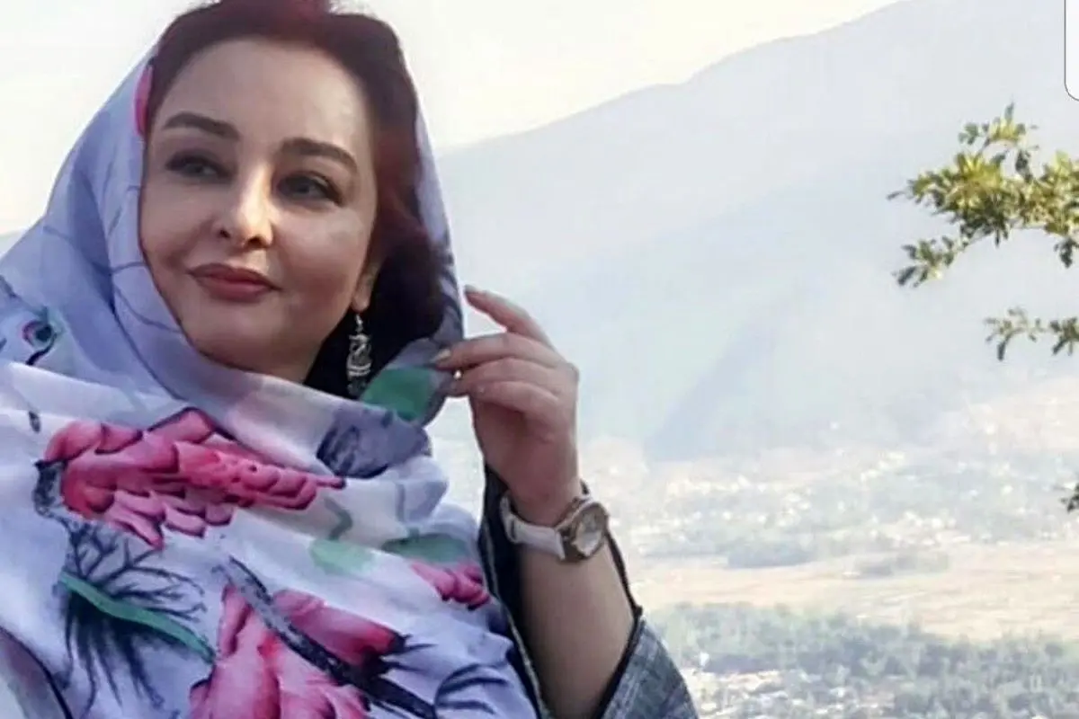 عکس قدیمی ماهایا پطروسیان در کنار والدینش در سفر مشهد؛ خاطرات 14 سالگی و استایل بی‌نظیر آن زمان
