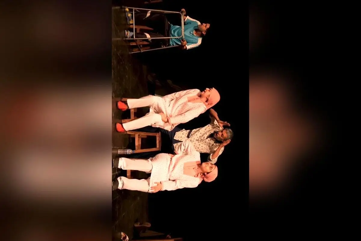 تئاتر بی‌دلیل در سالن شهرزاد تهران: تجربه‌ای متفاوت با ۱۵٪ تخفیف ویژه تا آخر هفته