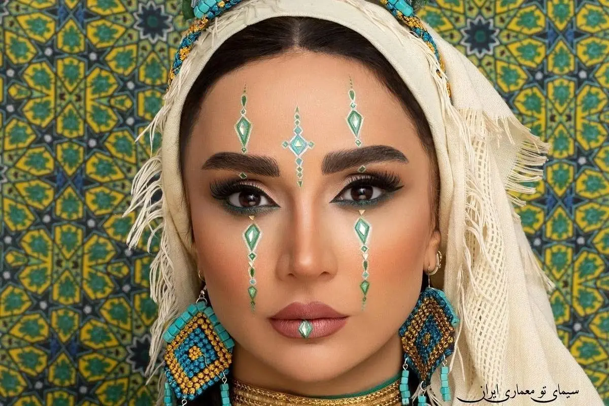 استایل جذاب شبنم قلی خانی در مانتو رنگارنگ و دیدنی در نمایشگاه هنری + عکسهای جدید