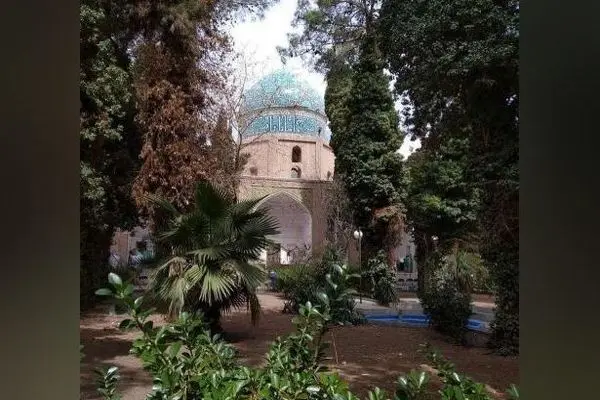 عکس یادگاری خانم بازیگر ممنوع‌الکار در مشتاقیه کرمان و معرفی آرامگاه تاریخی مشتاقیه در قلب کرمان