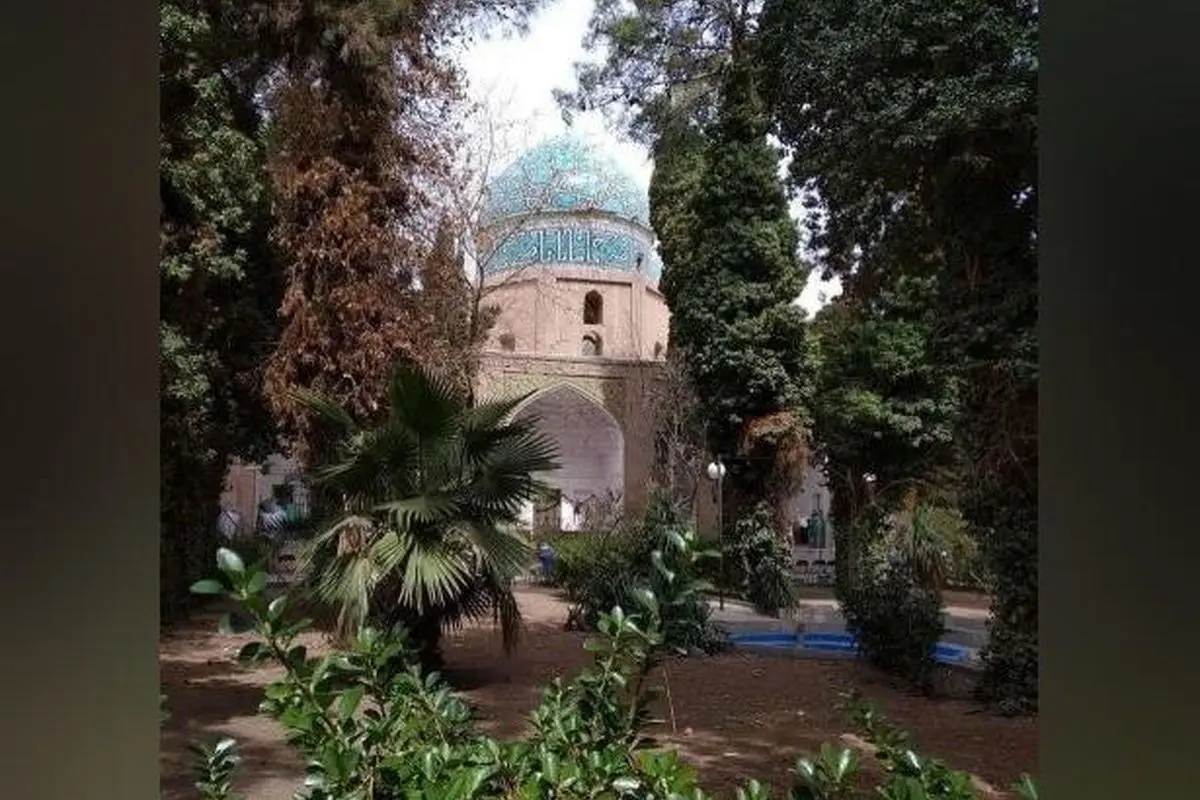 عکس یادگاری خانم بازیگر ممنوع‌الکار در مشتاقیه کرمان و معرفی آرامگاه تاریخی مشتاقیه در قلب کرمان