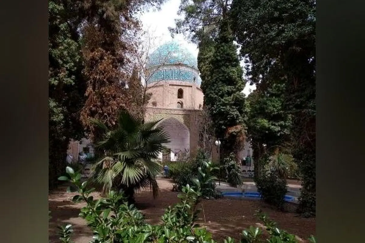 عکس یادگاری خانم بازیگر ممنوع‌الکار در مشتاقیه کرمان و معرفی آرامگاه تاریخی مشتاقیه در قلب کرمان