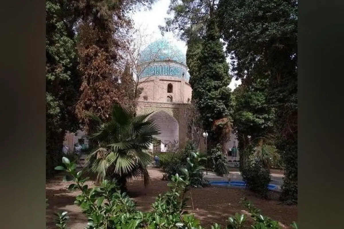 عکس یادگاری خانم بازیگر ممنوع‌الکار در مشتاقیه کرمان و معرفی آرامگاه تاریخی مشتاقیه در قلب کرمان