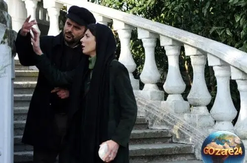 کافه منحصربفرد علی مصفا با طراحی الهام‌گرفته از سبک کافه‌های قدیمی و نورهای نارنجی، ترکیب فرش قرمز و پرده‌های توری + تصاویر