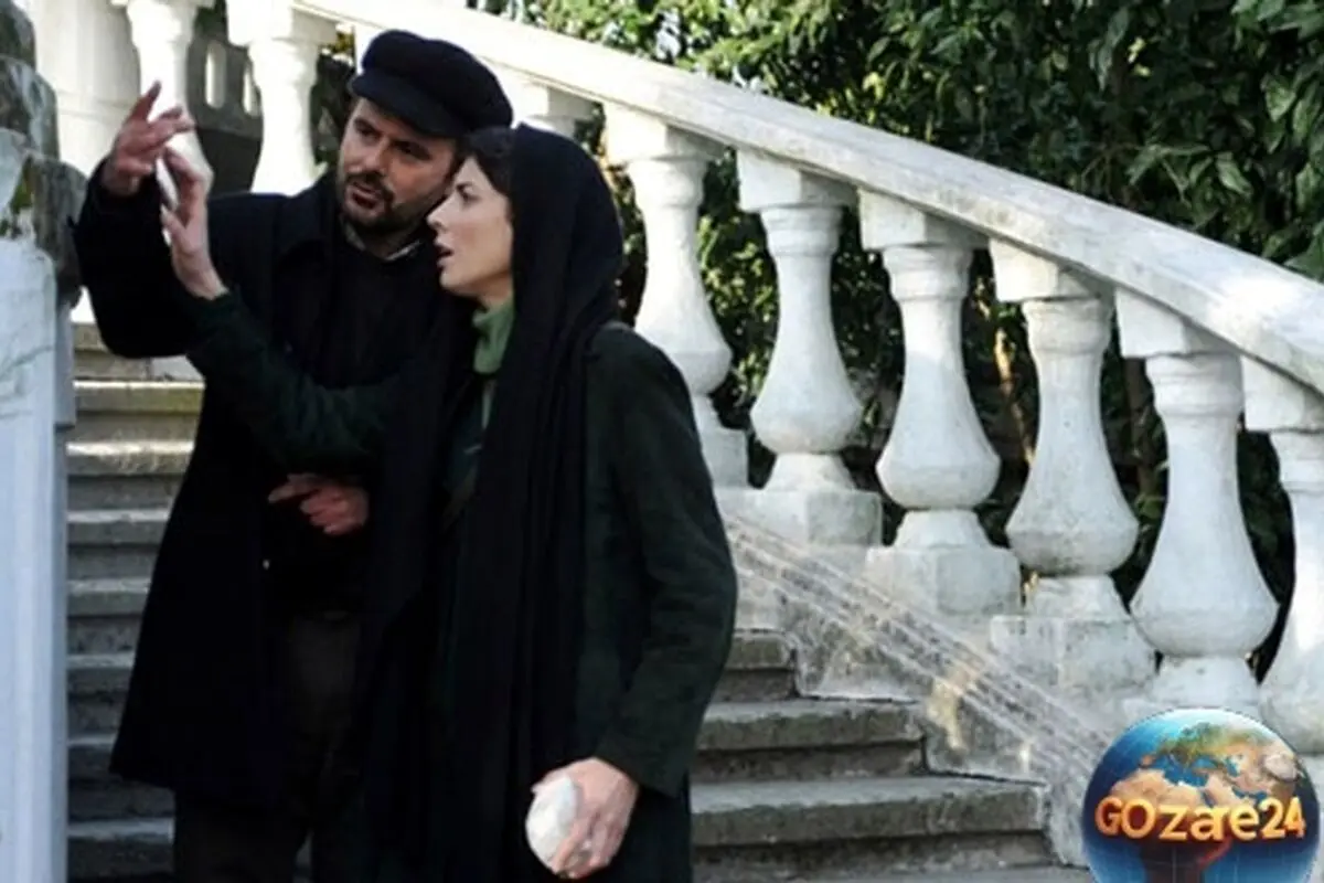کافه منحصربفرد علی مصفا با طراحی الهام‌گرفته از سبک کافه‌های قدیمی و نورهای نارنجی، ترکیب فرش قرمز و پرده‌های توری + تصاویر