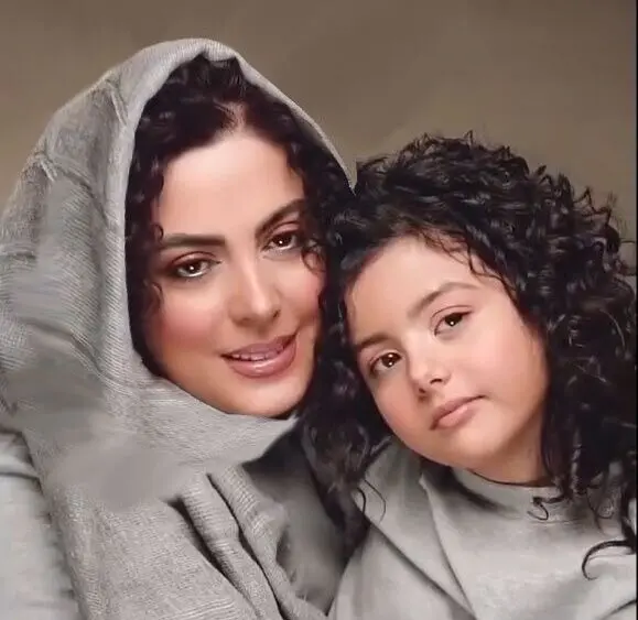 نیلوفر شهیدی: دخترم تا یک ماه پیش قصد داشت به آمریکا برود؛ اما حالا فهمیده است که بچه‌ها عاقل شده‌اند و مرگ بر آمریکا می‌گویند