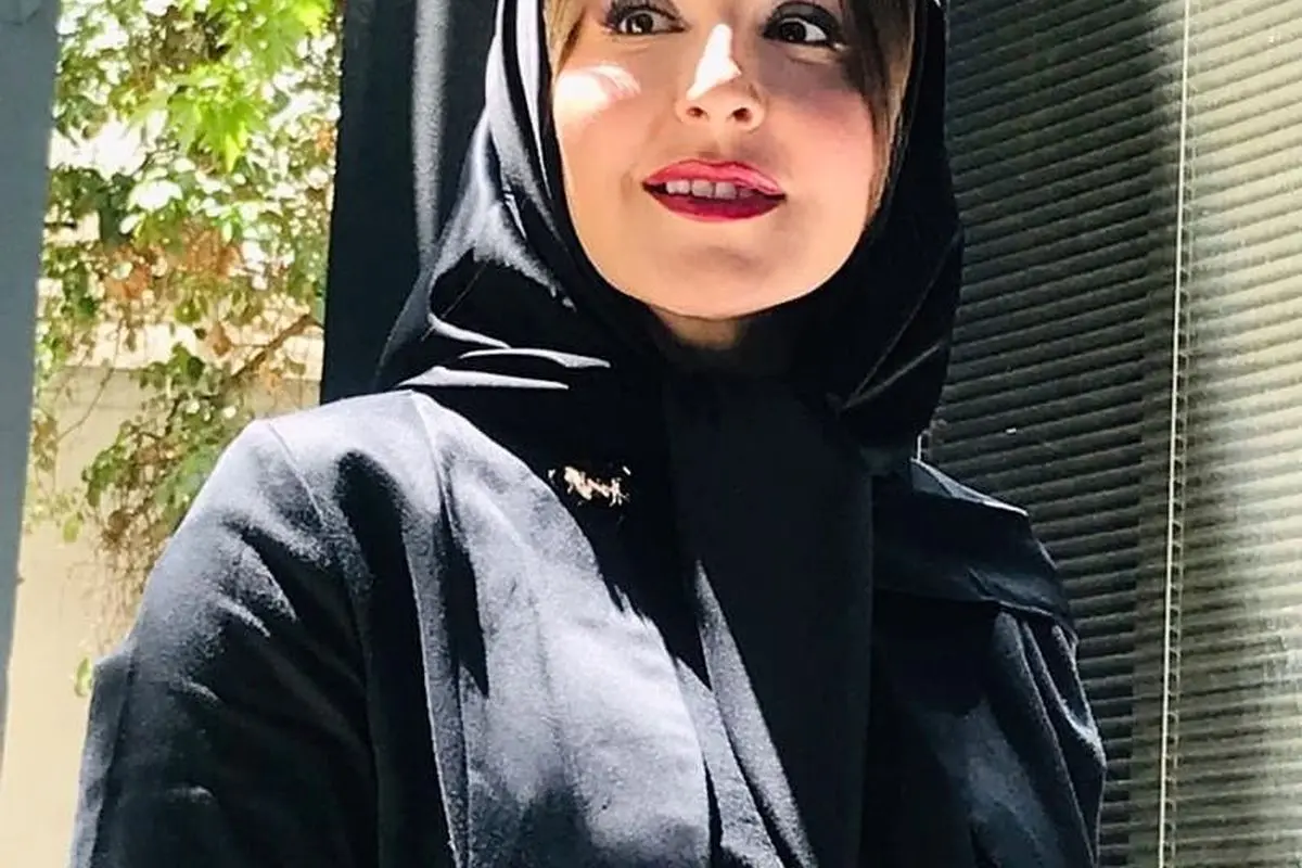 آزیتا ترکاشوند با استایل لوکس و عینک طلایی در صفحه اینستاگرام، پیام صلح و عشق را به اشتراک گذاشت