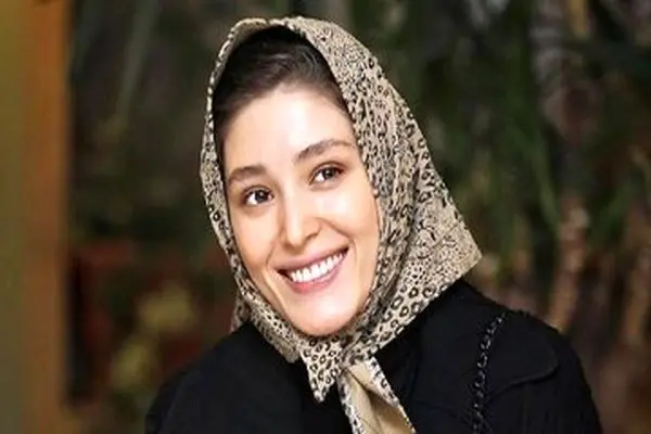 فرشته حسینی با ژستی متفاوت روی فرش قرمز با چتر بسته | عکس خاص و جذاب در حاشیه پلاس