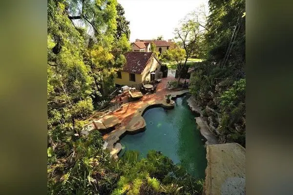 کیتی پری و خانه ویلایی مدیترانه‌ای رویایی در ارتفاعات سبز با طراحی اسپانیایی-مدیترانه‌ای و استخر طبیعی