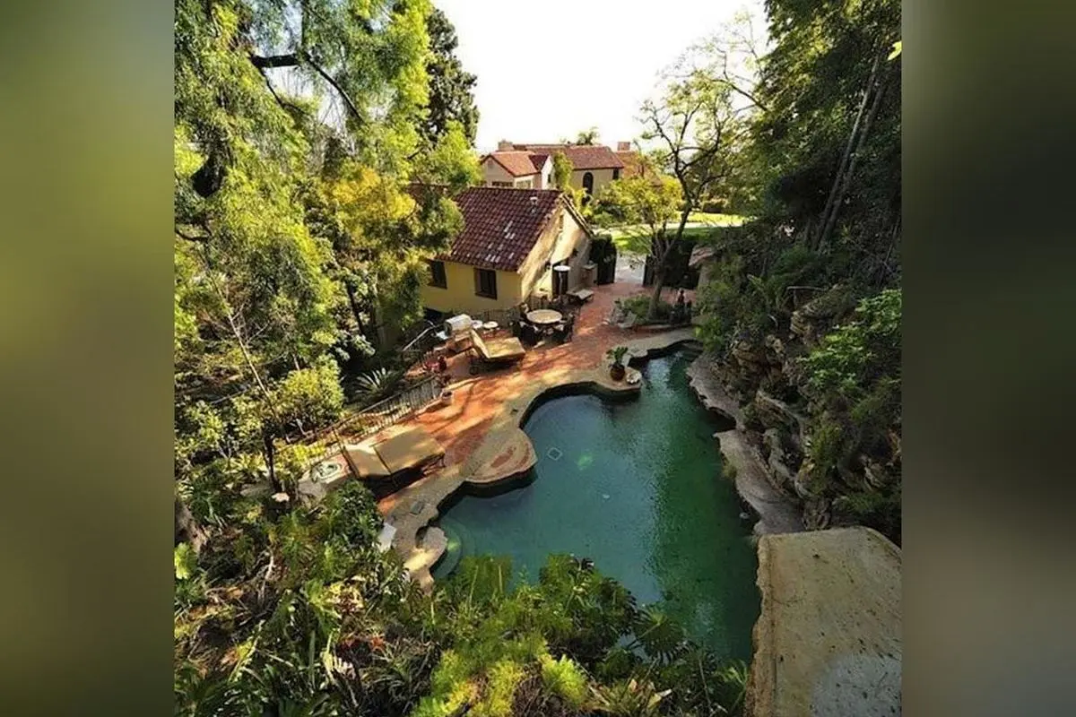 کیتی پری و خانه ویلایی مدیترانه‌ای رویایی در ارتفاعات سبز با طراحی اسپانیایی-مدیترانه‌ای و استخر طبیعی