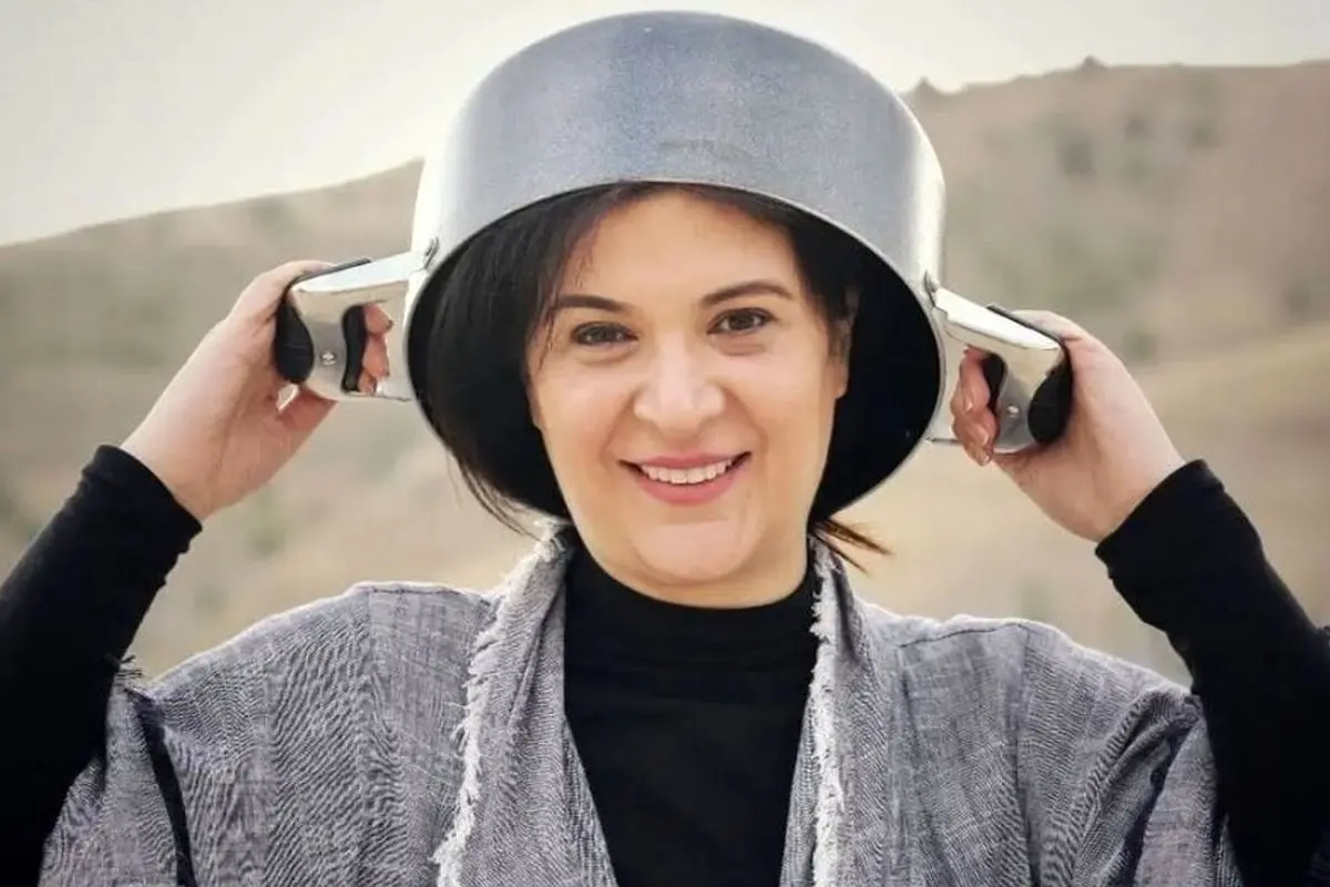 خانه‌ای ساده و در عین حال لوکس؛ دکوراسیون گرم و دلنشین خانه ریما رامین‌فر با مبلمان رنگارنگ و حیاط سبز آرامش‌بخش