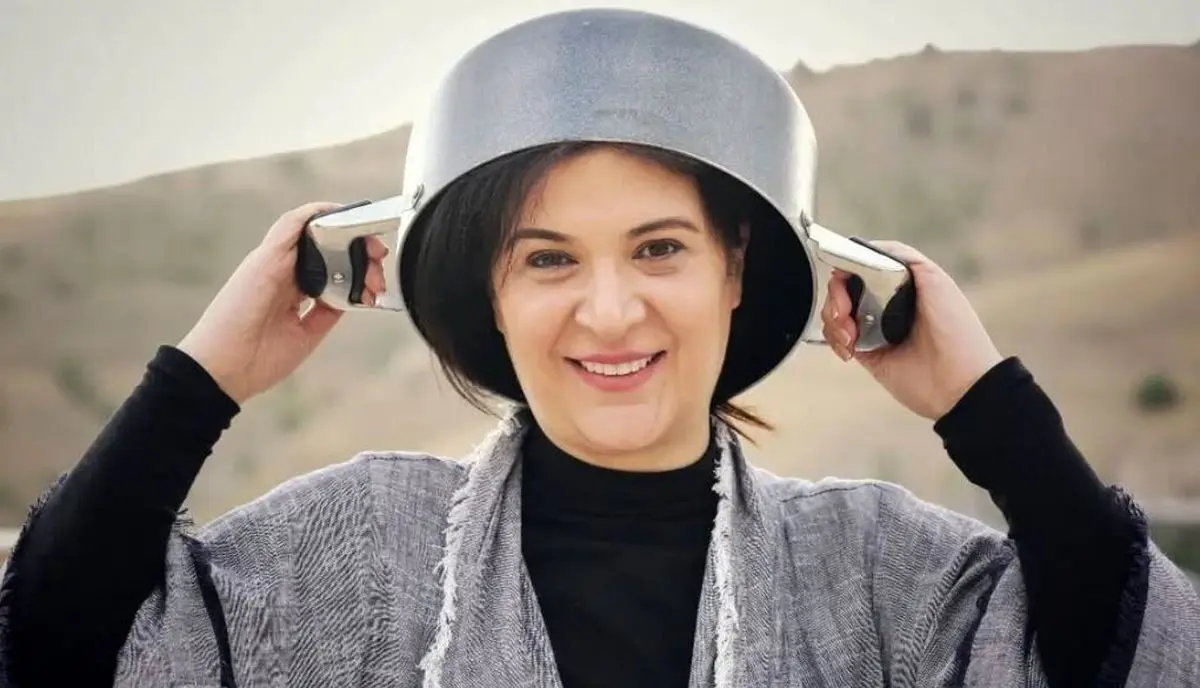 خانه‌ای ساده و در عین حال لوکس؛ دکوراسیون گرم و دلنشین خانه ریما رامین‌فر با مبلمان رنگارنگ و حیاط سبز آرامش‌بخش