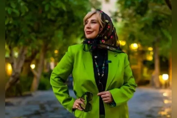 عشوه‌های مرجانه گلچین در عمارتی رویایی: زیبایی طبیعی و وقار در کنار گل‌های صورتی