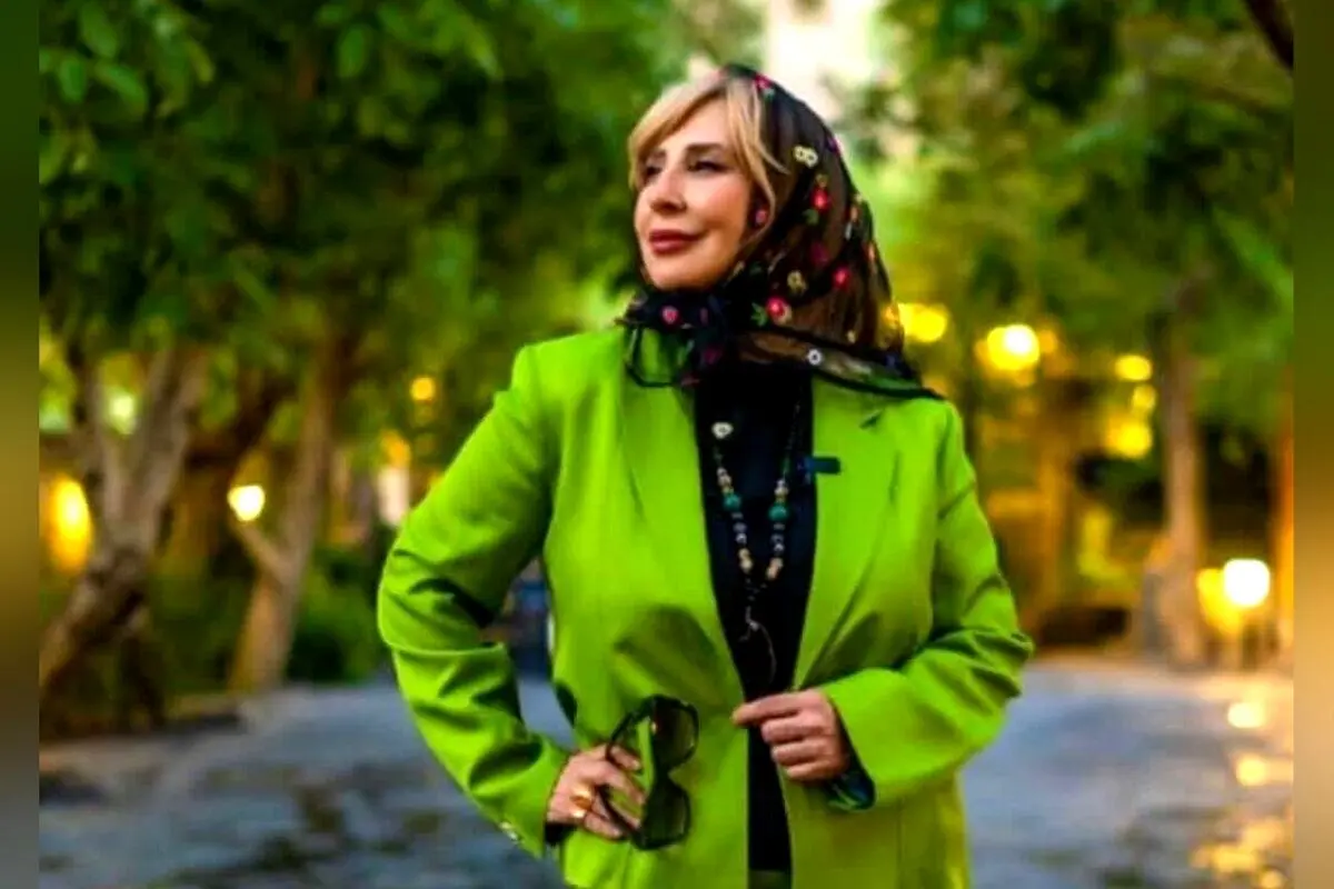 عشوه‌های مرجانه گلچین در عمارتی رویایی: زیبایی طبیعی و وقار در کنار گل‌های صورتی