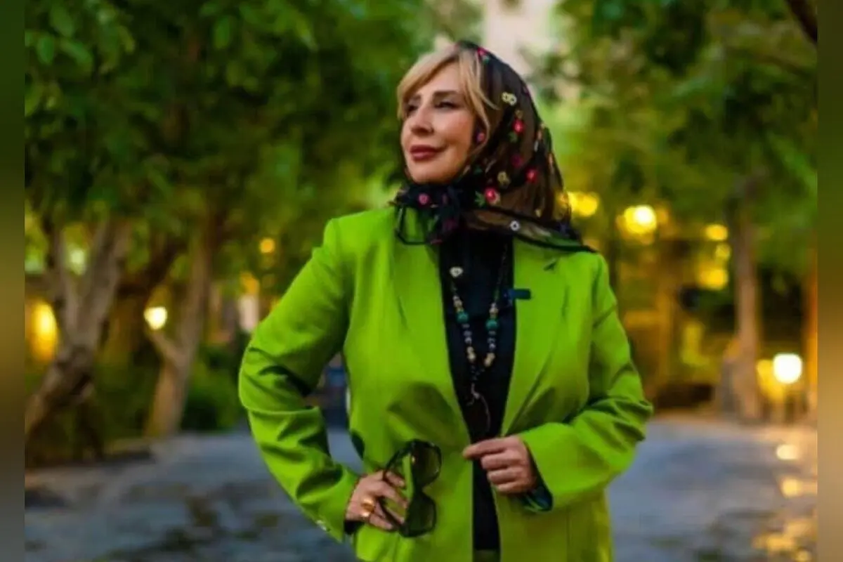 عشوه‌های مرجانه گلچین در عمارتی رویایی: زیبایی طبیعی و وقار در کنار گل‌های صورتی