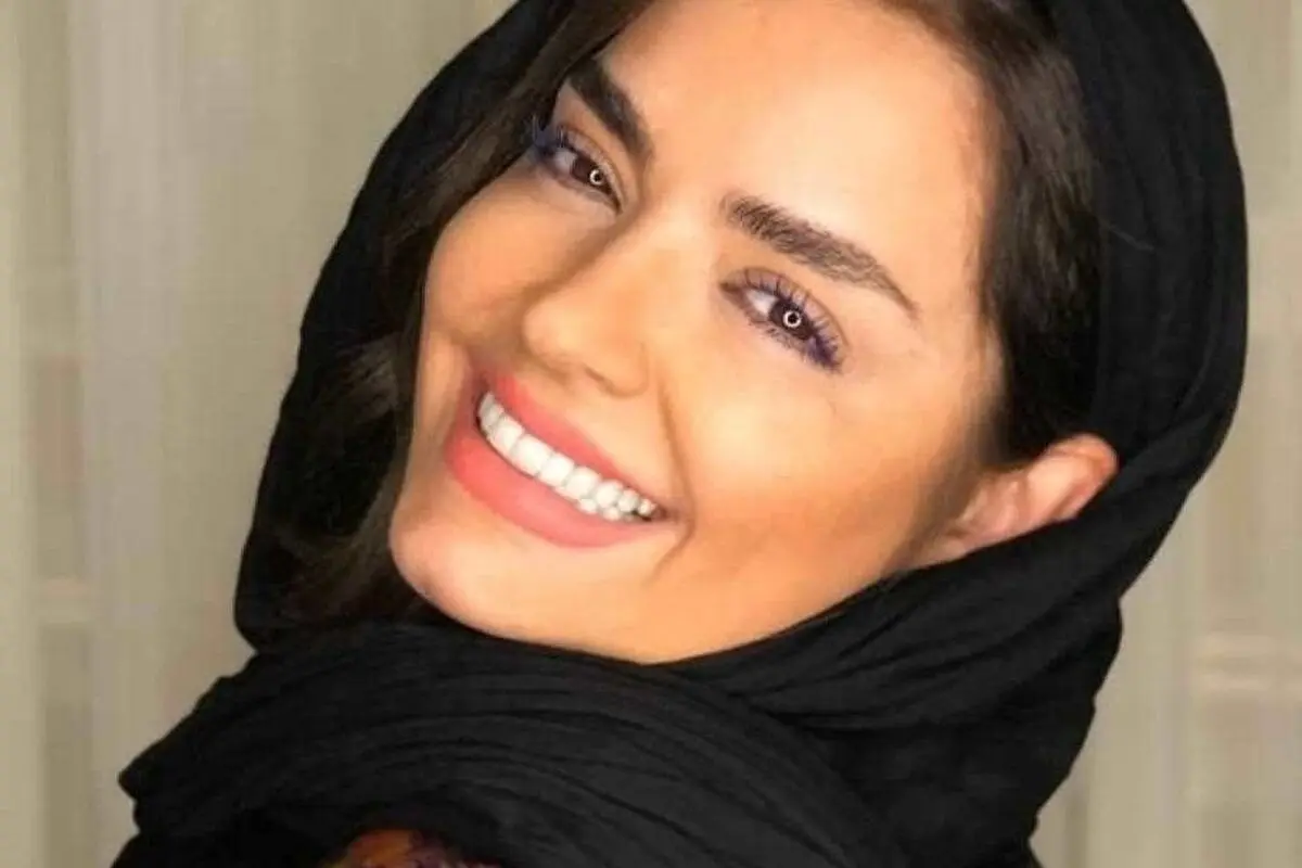 تیپ عجیب سپیده خداوردی با گل‌های خانه‌شان؛ استایل لش و مجلسی همزمان در یک عکس!
