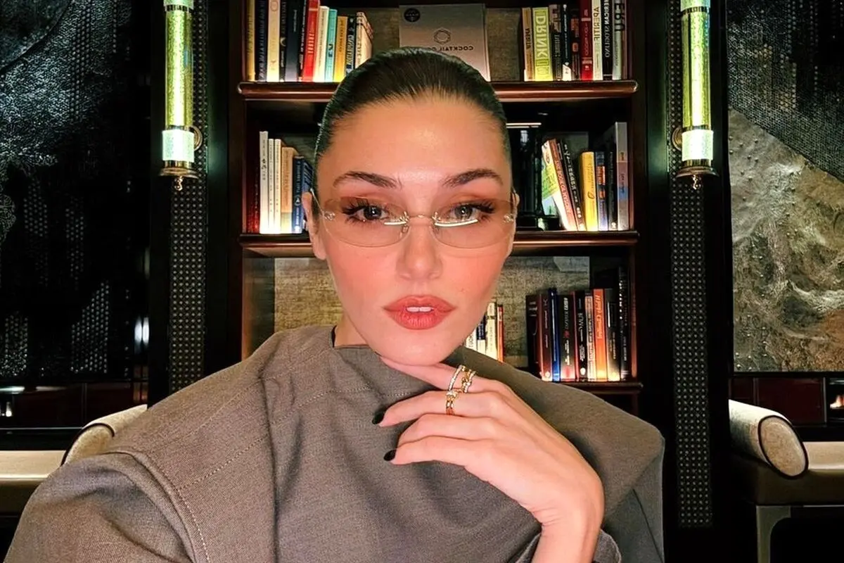 عشوه و ناز هانده ارچل با پیراهن خال خالی کوتاه و جذاب در اینستاگرام