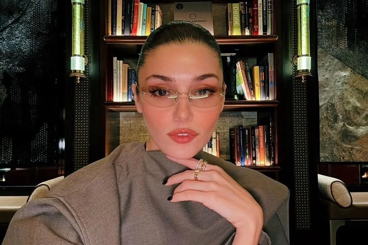 عشوه و ناز هانده ارچل با پیراهن خال خالی کوتاه و جذاب در اینستاگرام