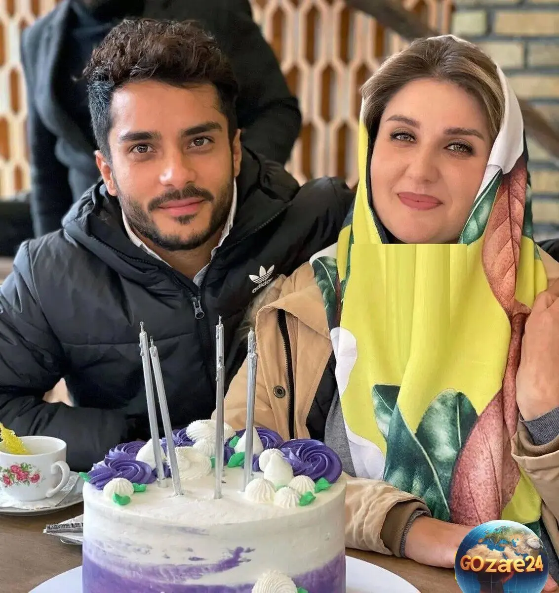 چیدمان دلباز و ایرانی‌پسند خانه مادرشوهر گلوریا هاردی با مبلمان یاسی و طوسی؛ رنگ پرده‌ای که به کاغذدیواری بژ می‌آید، جذابیت فضا را چند برابر می‌کند!