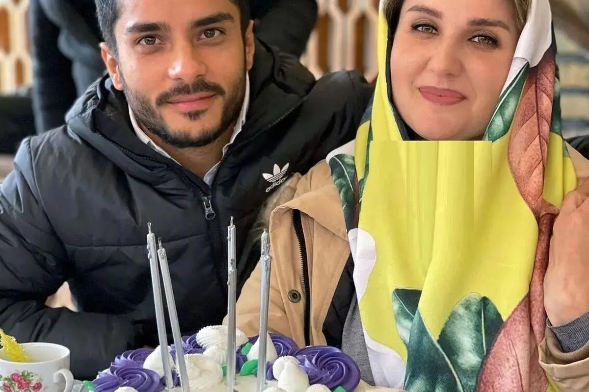 چیدمان دلباز و ایرانی‌پسند خانه مادرشوهر گلوریا هاردی با مبلمان یاسی و طوسی؛ رنگ پرده‌ای که به کاغذدیواری بژ می‌آید، جذابیت فضا را چند برابر می‌کند!