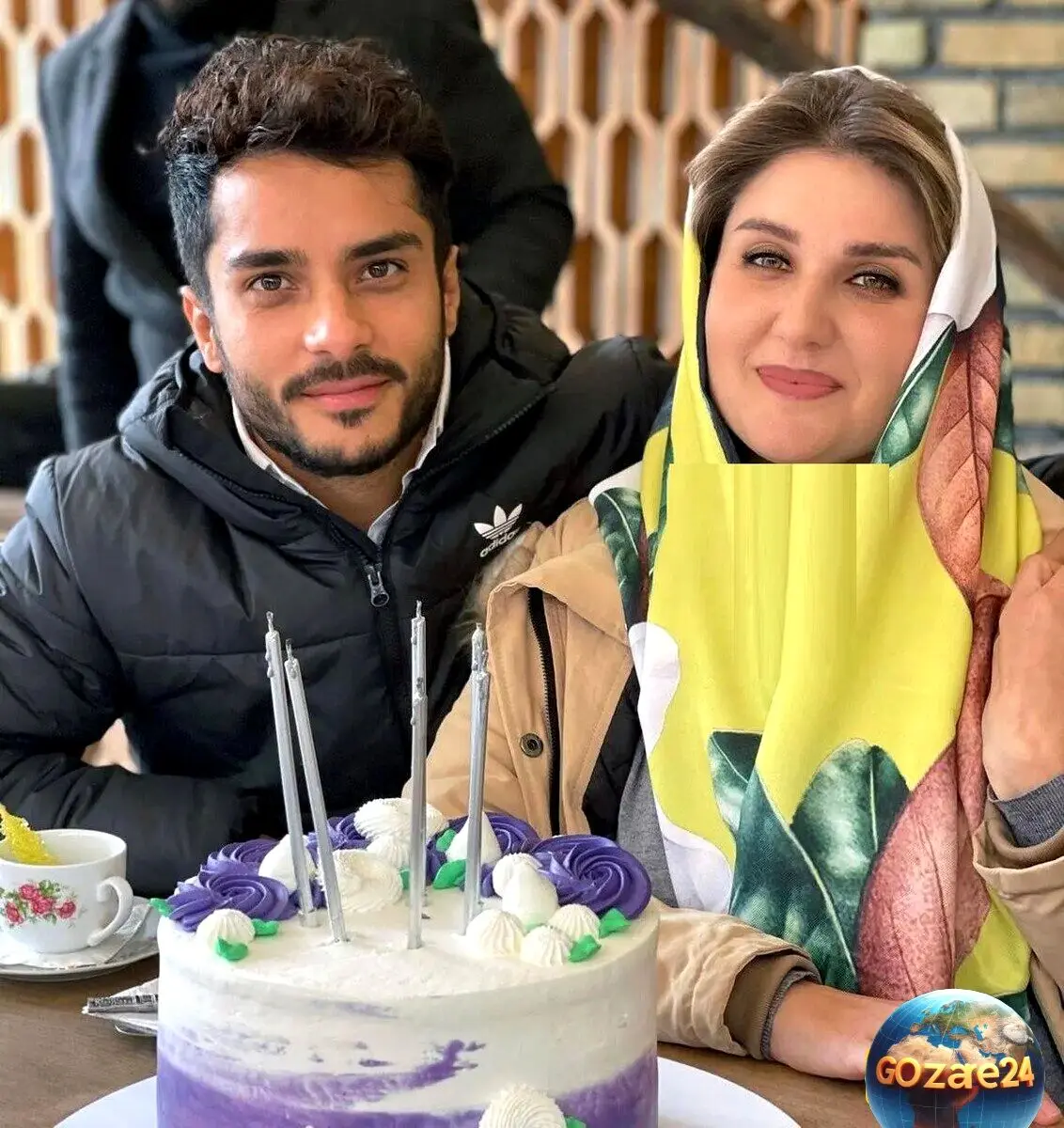 چیدمان دلباز و ایرانی‌پسند خانه مادرشوهر گلوریا هاردی با مبلمان یاسی و طوسی؛ رنگ پرده‌ای که به کاغذدیواری بژ می‌آید، جذابیت فضا را چند برابر می‌کند!