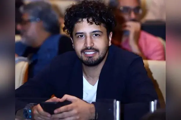 دکوراسیون منزل مهرداد صدیقیان با مبلمان ذغالی و تابلوی هنری خاص | طراحی مدرن و شخصی‌سازی شده