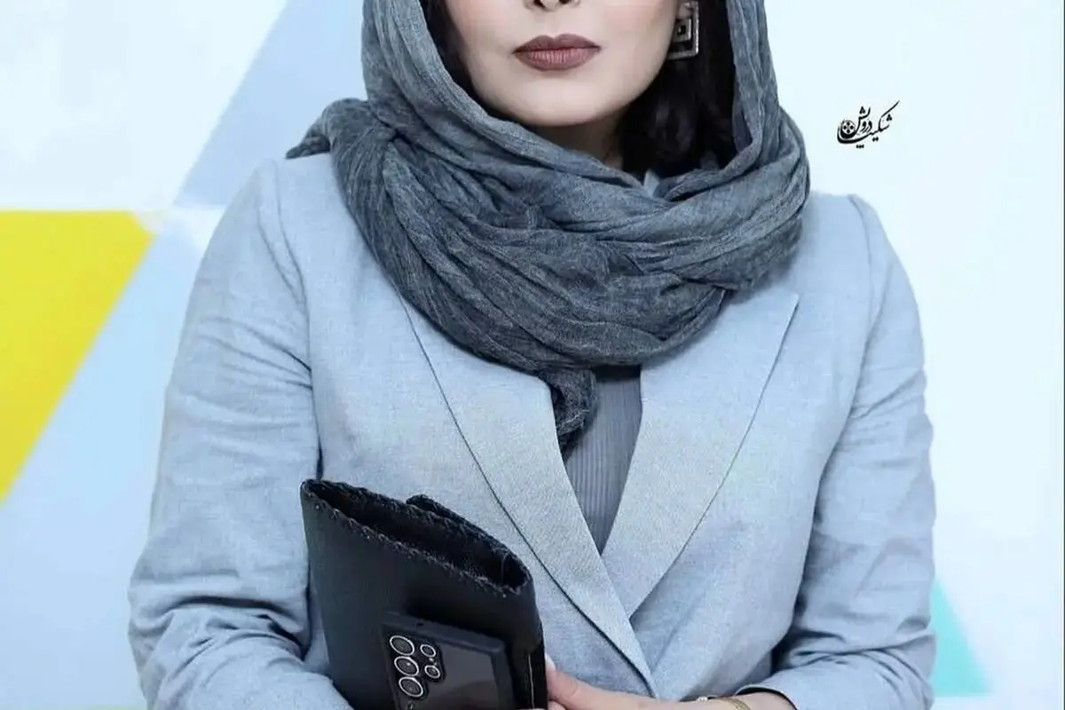 سانیا سالاری در بالکن خانه قدیمی‌اش با استایل خاص و عجیب در حال لذت بردن از پاییز