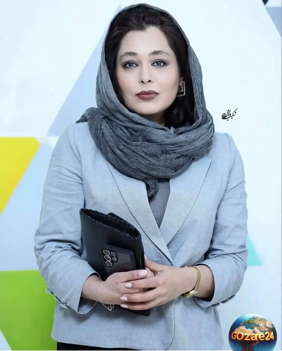 سانیا سالاری در بالکن خانه قدیمی‌اش با استایل خاص و عجیب در حال لذت بردن از پاییز