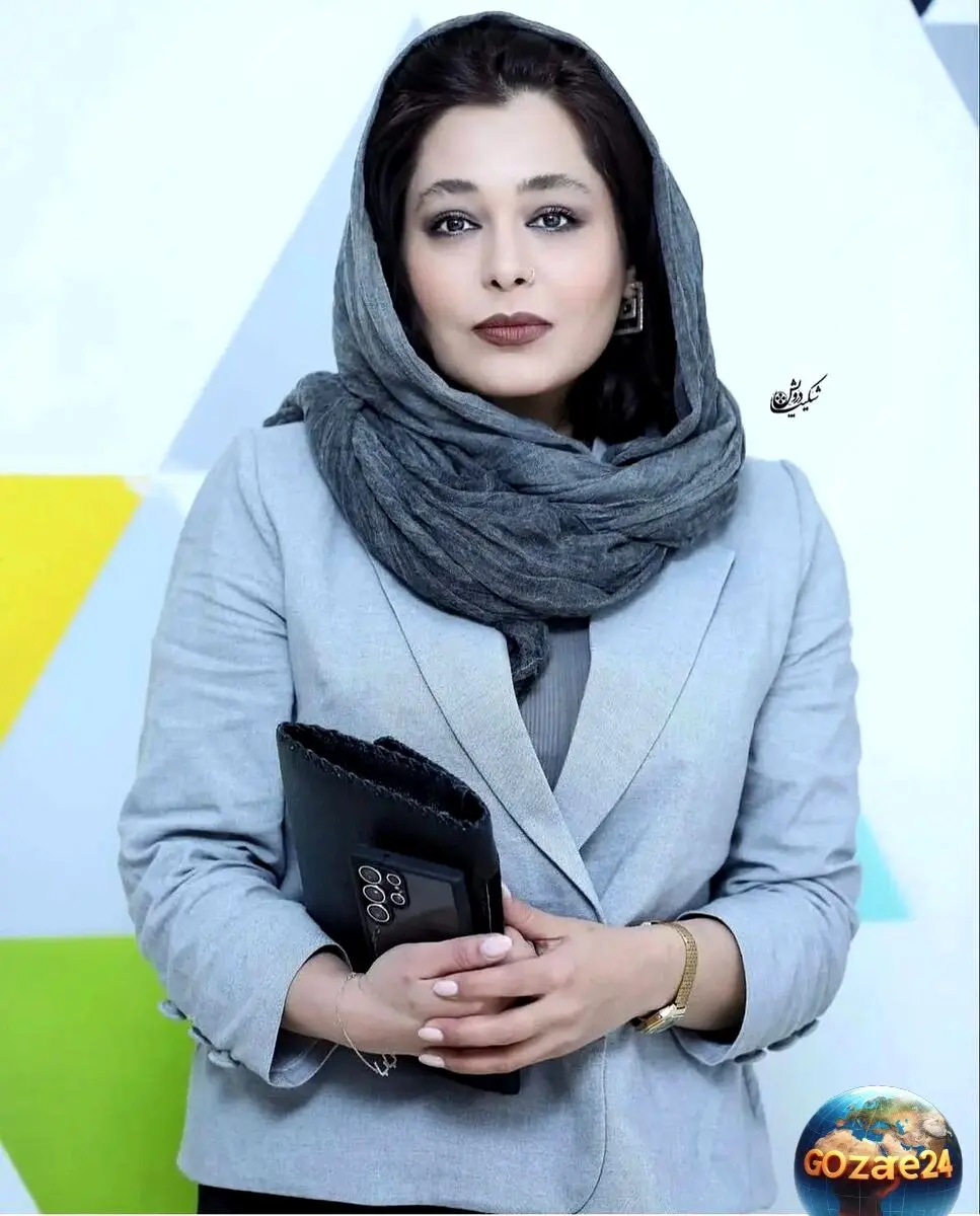 سانیا سالاری در بالکن خانه قدیمی‌اش با استایل خاص و عجیب در حال لذت بردن از پاییز