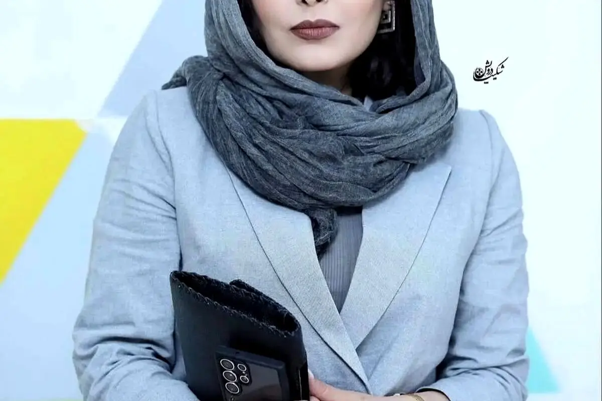 سانیا سالاری در بالکن خانه قدیمی‌اش با استایل خاص و عجیب در حال لذت بردن از پاییز