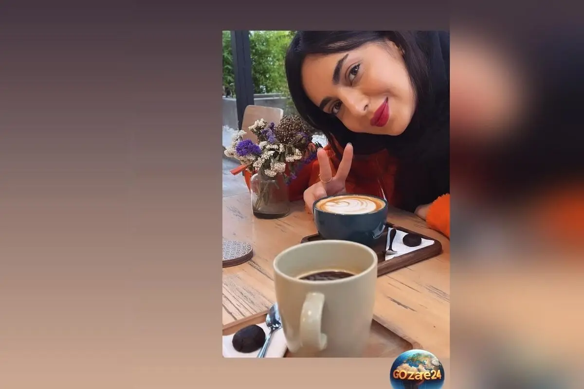 خانه شاعرانه و هنری مهشید جوادی، بازیگر «بچه مهندس» با چیدمان مدرن، گل‌های تازه و قفسه پر از کتاب