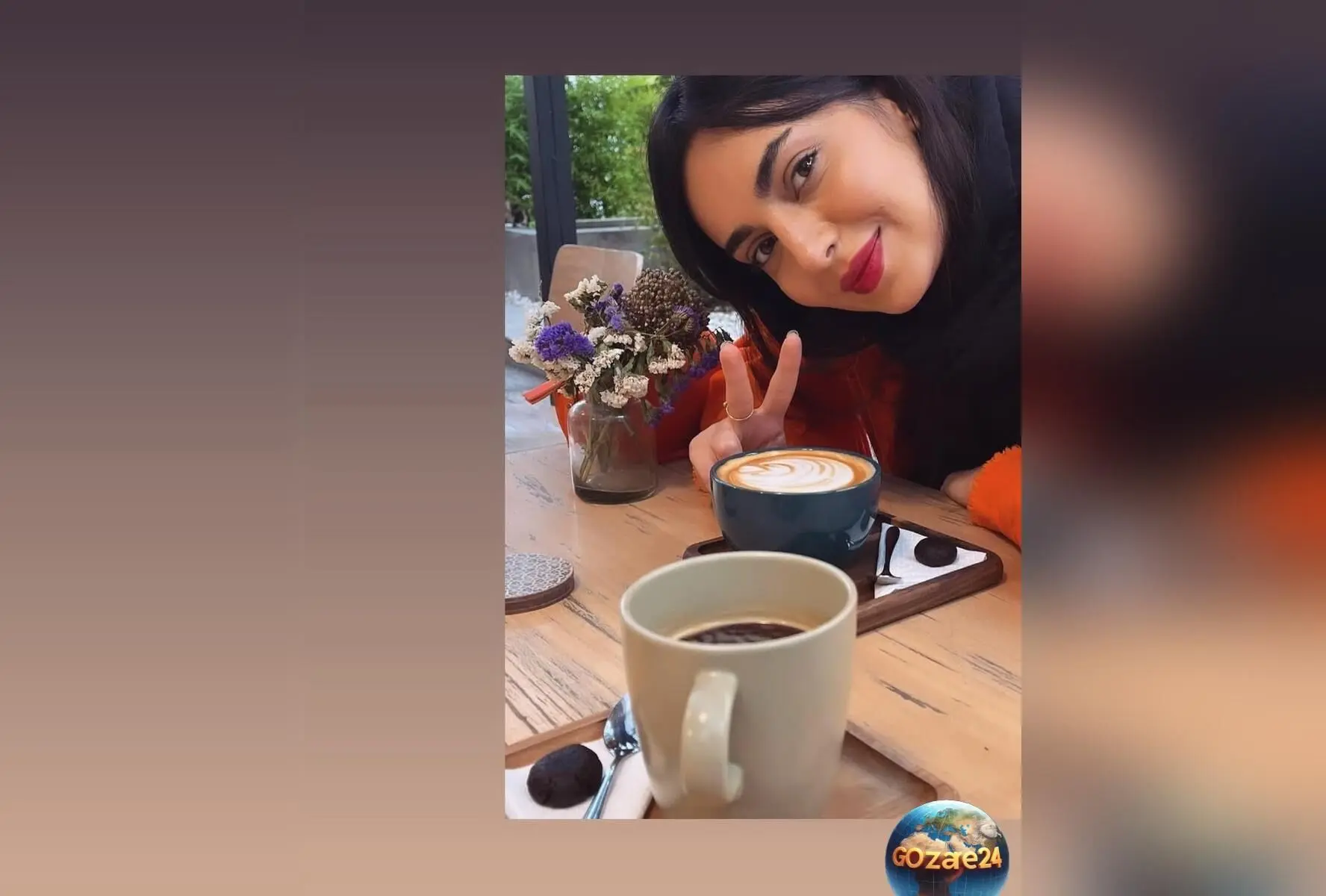 خانه شاعرانه و هنری مهشید جوادی، بازیگر «بچه مهندس» با چیدمان مدرن، گل‌های تازه و قفسه پر از کتاب