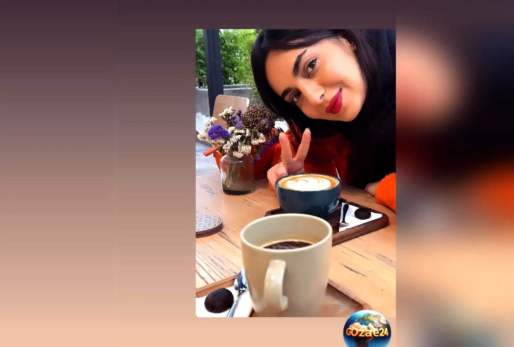 خانه شاعرانه و هنری مهشید جوادی، بازیگر «بچه مهندس» با چیدمان مدرن، گل‌های تازه و قفسه پر از کتاب