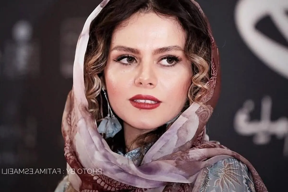 عکس عاشقانه غزال نظر با گل رز سرخ در باغچه و حیاطی که بوی خاطرات کودکی و خانه مادربزرگ‌ها را می‌دهد