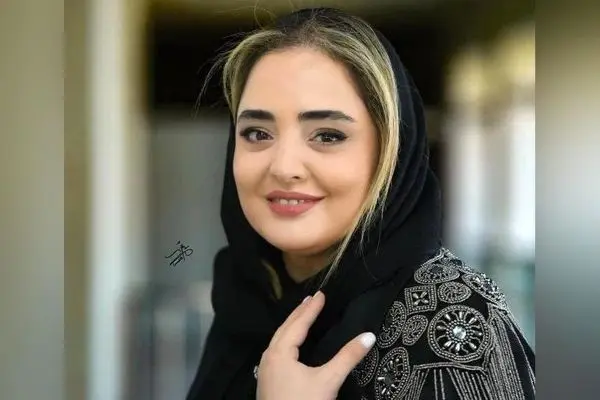 سفر آرام خانم نرگس محمدی به روستای ساحلی سیدی بوسعید تونس با دیوارهای سفید و درهای آبی